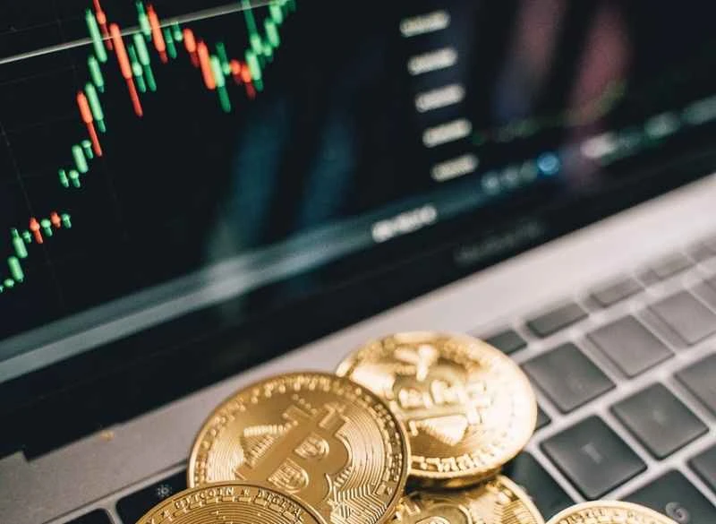 流動性が逼迫する中、トレーダーがFRBの金利決定を待つ中、ビットコインは11万3000ドル付近で推移